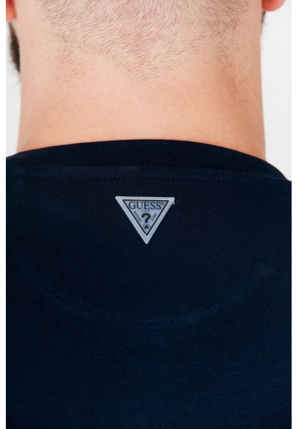 Guess - GUESS Granatowy t-shirt męski z odblaskowym logo, Rozmiar S. Kolor: niebieski