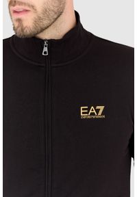 EA7 Emporio Armani - EA7 Dres czarny ze złotym logo. Kolor: czarny. Materiał: dresówka
