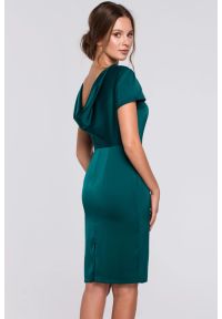 Sukienki.shop - Sukienka wieczorowa satynowa z dekoltem na plecach zielona. Kolor: zielony. Materiał: satyna. Typ sukienki: dopasowane, ołówkowe. Styl: wizytowy #4