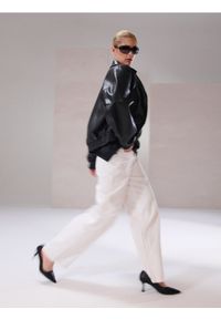 Sinsay - Jeansy wide leg mid waist z krzyżowanym pasem - biały. Kolor: biały #1