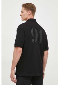 Armani Exchange polo bawełniane kolor czarny z nadrukiem. Typ kołnierza: polo. Kolor: czarny. Materiał: bawełna. Długość: krótkie. Wzór: nadruk