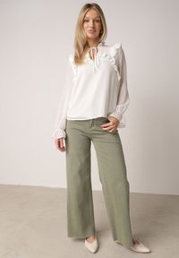 Born2be - Biała Romantyczna Bluzka z Falbankami i Wiązaniem przy Dekolcie Zeaniyana. Okazja: na spacer, na co dzień, na spotkanie biznesowe. Typ kołnierza: kołnierz z falbankami. Kolor: biały. Materiał: poliester, jeans. Styl: casual, biznesowy #4