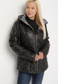 Born2be - Czarna Pikowana Kurtka z Kapturem i Podszewką w Panterkę Felandre. Okazja: na co dzień, na spacer. Typ kołnierza: kaptur. Kolekcja: plus size. Kolor: czarny. Materiał: jeans. Wzór: motyw zwierzęcy. Styl: klasyczny, casual