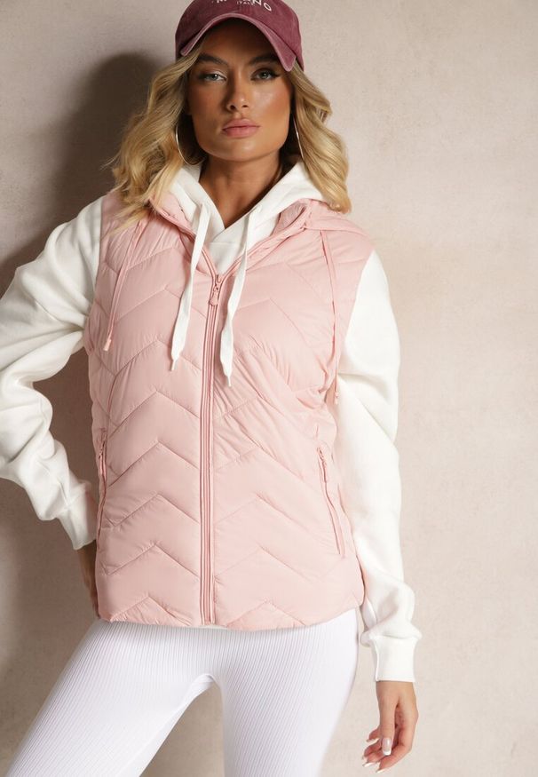 Renee - Różowa Kamizelka z Odpinanym Kapturem Ozdobiona Pikowanym Wzorem Saritha. Okazja: na spacer, na co dzień. Kolor: różowy. Materiał: jeans. Wzór: aplikacja. Styl: elegancki, casual