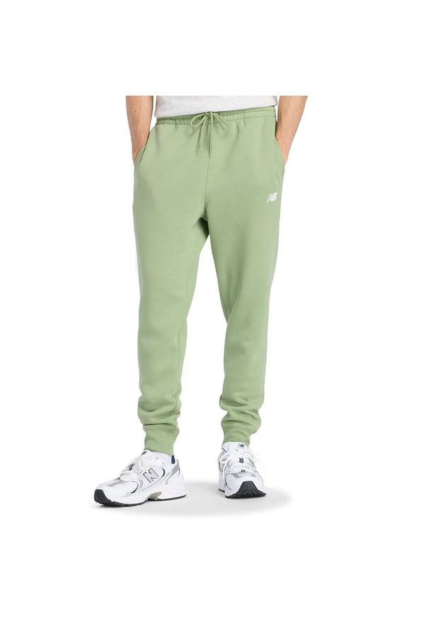 Spodnie męskie New Balance MP43904AAR - zielone. Kolor: zielony. Materiał: bawełna, dresówka, poliester