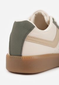 Renee - Zielone Sneakersy na Niskiej Platformie z Metalicznymi Wstawkami Dalivia. Okazja: na co dzień. Nosek buta: okrągły. Zapięcie: sznurówki. Kolor: beżowy. Materiał: materiał. Wzór: aplikacja. Obcas: na platformie. Wysokość obcasa: niski #9