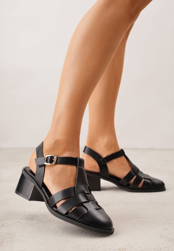 Renee - Czarne Sandały na Stożku Ozdobione Geometryczną Cholewką Peripe. Okazja: na imprezę. Zapięcie: sprzączka. Kolor: czarny. Materiał: jeans. Wzór: geometria, aplikacja. Sezon: lato. Obcas: na stożku