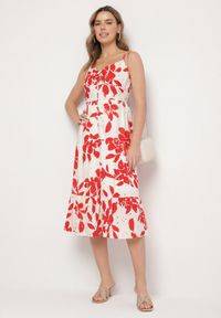 Born2be - Czerwona Ażurowa Sukienka z Bawełny o Rozkloszowanym Kroju na Ramiączkach Nitaria. Okazja: na spacer, na imprezę, na co dzień. Typ kołnierza: dekolt w kształcie V. Kolor: czerwony. Materiał: bawełna. Długość rękawa: na ramiączkach. Wzór: ażurowy. Sezon: lato. Styl: casual #4