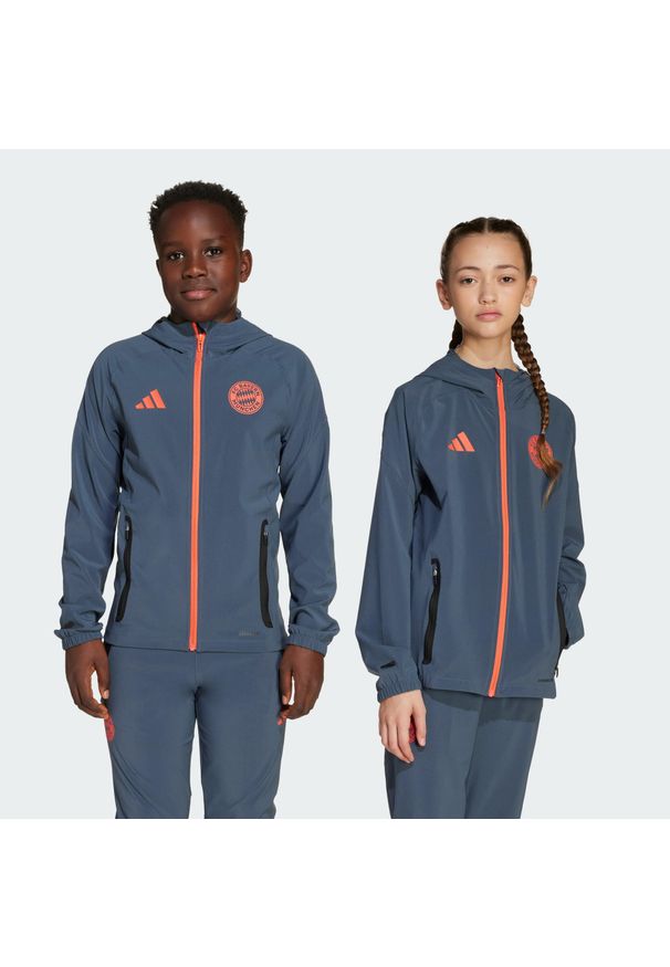 Adidas - Kurtka dla dzieci FC Bayern Tiro 25 Competition Vis Tech Travel. Kolor: szary, pomarańczowy, wielokolorowy. Materiał: dresówka. Styl: młodzieżowy, sportowy
