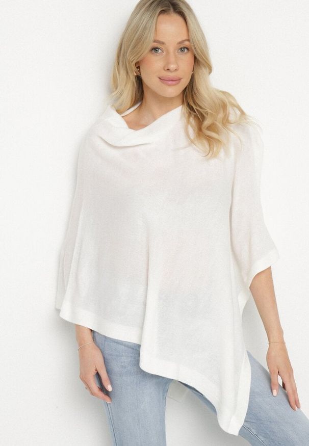 Born2be - Biała Asymetryczna Bluzka w Stylu Narzutki Oversize Otisha. Okazja: na co dzień. Typ kołnierza: dekolt w kształcie V. Kolor: biały. Materiał: jeans. Styl: elegancki, casual