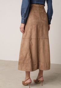Born2be - Beżowa Rozkloszowana Spódnica z Imitacji Zamszu Basara. Okazja: na co dzień, na spotkanie biznesowe, do pracy. Kolor: beżowy. Materiał: zamsz. Styl: casual, biznesowy, elegancki, klasyczny #6