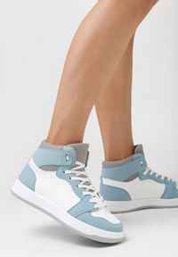 Born2be - Biało-Niebieskie Sneakersy Larainy. Wysokość cholewki: za kostkę. Nosek buta: okrągły. Kolor: biały. Szerokość cholewki: normalna. Wzór: aplikacja. Sezon: lato #2