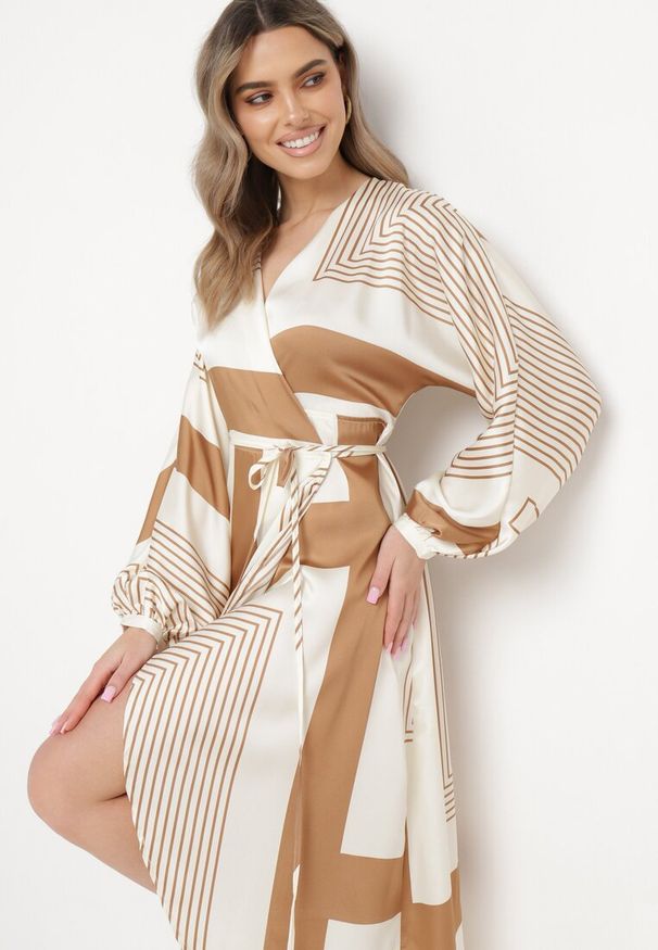 Born2be - Beżowa Sukienka Kopertowa Kimono z Geometrycznym Wzorem i Wiązanym Paskiem Klerossa. Kolor: beżowy. Materiał: materiał. Długość rękawa: długi rękaw. Wzór: geometria. Typ sukienki: kopertowe