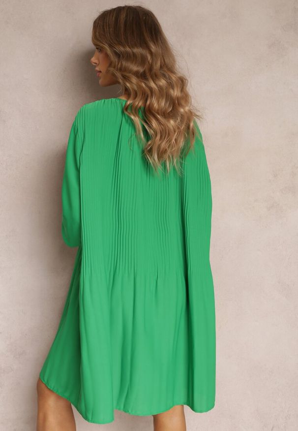 Renee - Zielona Plisowana Sukienka Mini z Długimi Rękawami Oversize Ticini. Kolor: zielony. Materiał: tkanina. Długość rękawa: długi rękaw. Sezon: jesień, wiosna. Typ sukienki: oversize. Długość: mini
