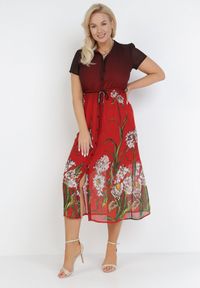 Born2be - Bordowa Sukienka Eripheis. Kolor: czerwony. Materiał: tkanina, wiskoza. Długość rękawa: krótki rękaw. Wzór: kwiaty, gładki. Typ sukienki: koszulowe. Długość: midi #1
