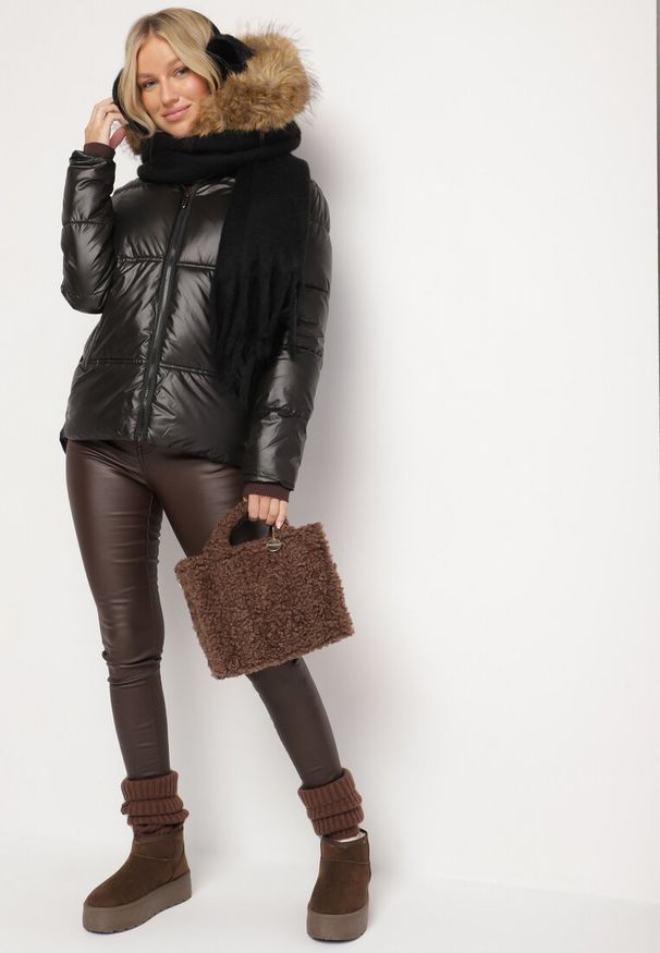 Born2be - Czarna Kurtka Pikowana z Kapturem z Odpinanym Futerkiem i Dłuższym Tyłem Clorina. Okazja: na co dzień. Typ kołnierza: kaptur. Kolor: czarny. Materiał: futro. Długość: długie. Wzór: aplikacja. Styl: elegancki, casual, klasyczny