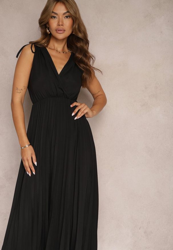 Renee - Czarna Rozkloszowana Sukienka Plisowana z Wiskozą i Bawełną Wykończona Gumką w Talii Yefia. Okazja: na co dzień. Kolor: czarny. Materiał: bawełna, wiskoza. Styl: casual