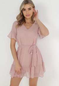Born2be - Różowa Sukienka Acalopei. Okazja: na imprezę. Typ kołnierza: dekolt w serek. Kolor: różowy. Materiał: tkanina, materiał. Typ sukienki: trapezowe. Styl: wizytowy. Długość: mini