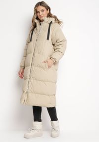 Born2be - Beżowa Długa Kurtka Pikowana Płaszcz na Zamek z Kapturem Lesea. Okazja: na co dzień. Typ kołnierza: kaptur. Kolor: beżowy. Materiał: dzianina, jeans. Długość: długie. Styl: casual, elegancki #1