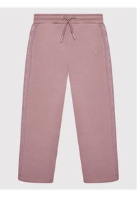 Guess Spodnie dresowe J2YQ26 FL03S Fioletowy Regular Fit. Kolor: fioletowy. Materiał: bawełna