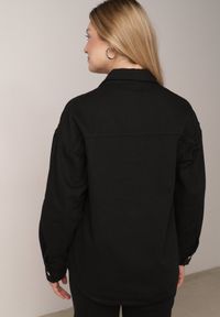 Born2be - Czarna Bawełniana Kurtka Jeansowa o Koszulowym Kroju na Napy Yrelola. Okazja: na co dzień, do pracy. Kolor: czarny. Materiał: jeans, bawełna. Długość: długie. Styl: casual, klasyczny #2