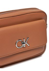 Calvin Klein Torebka Re-Lock Camera K60K612538 Brązowy. Kolor: brązowy. Materiał: skórzane