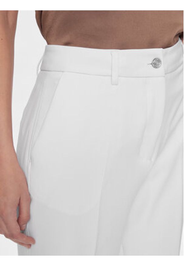 Guess Spodnie materiałowe W4RB30 WFWX2 Biały Slim Fit. Kolor: biały. Materiał: syntetyk