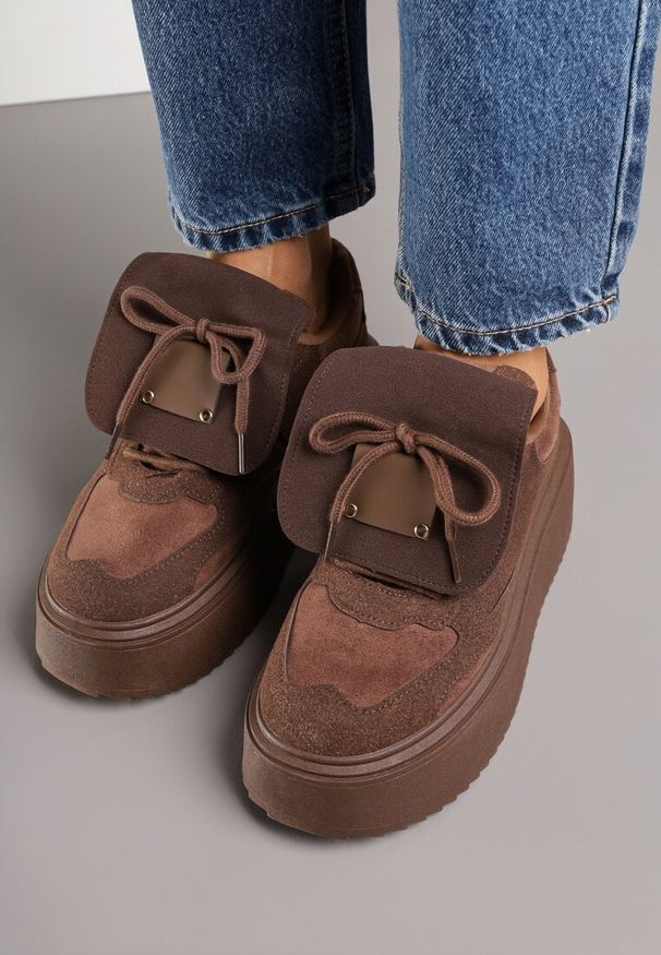 Renee - Brązowe Sneakersy Ozdobione Kokardą i Wywiniętym Językiem Ivalione. Okazja: na co dzień. Kolor: brązowy. Materiał: jeans. Wzór: aplikacja