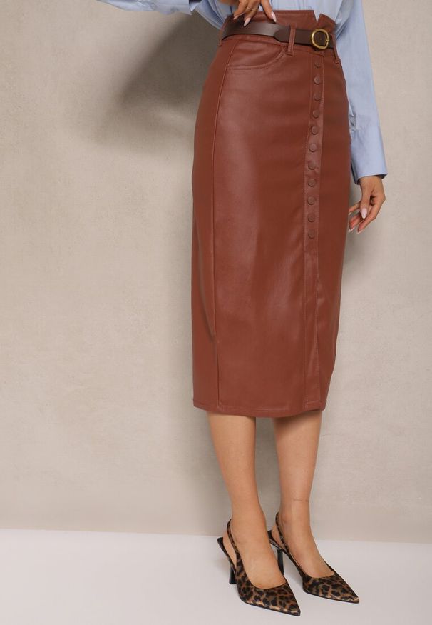 Renee - Jasnobrązowa Spódnica z Ekoskóry High Waist z Rozcięciem i Napami z Przodu Asttia. Okazja: na co dzień. Stan: podwyższony. Kolor: brązowy. Materiał: bawełna. Sezon: zima, jesień. Styl: casual