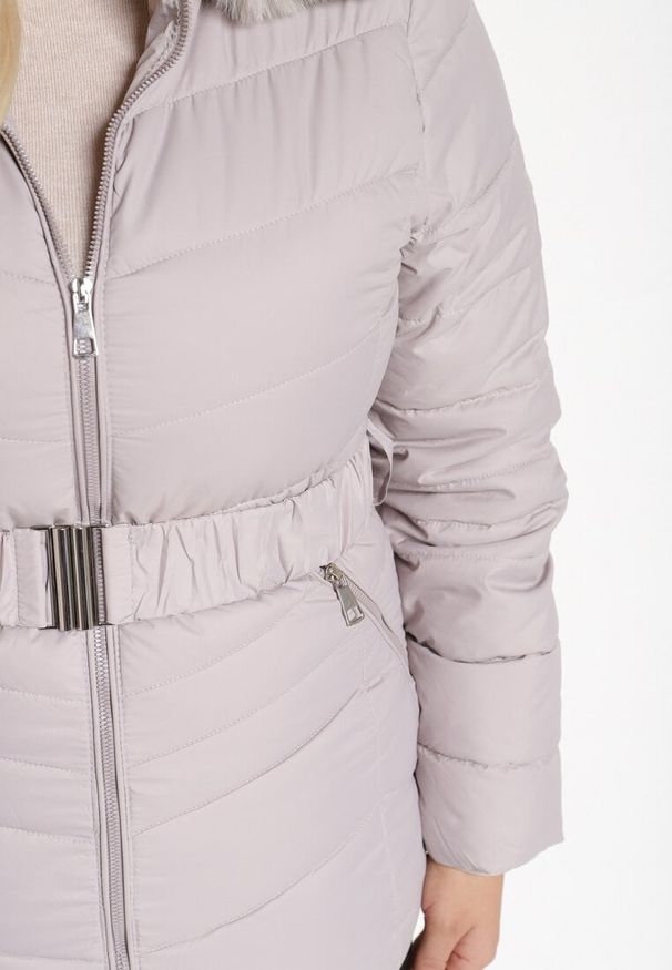 Born2be - Jasnoszara Pikowana Kurtka Zimowa z Paskiem i Kapturem z Futrem z Możliwością Odpięcia Toriella. Okazja: na co dzień. Kolekcja: plus size. Kolor: szary. Długość: długie. Wzór: aplikacja. Materiał: futro. Długość rękawa: długi rękaw. Sezon: zima. Styl: wizytowy, casual, elegancki