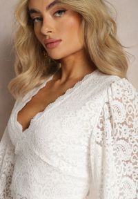 Renee - Biała Koronkowa Bluzka o Krótkim Fasonie z Mankietami Skylame. Kolor: biały. Materiał: koronka. Długość: krótkie. Styl: elegancki #3
