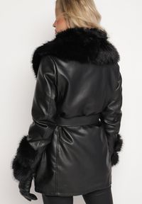 Born2be - Czarna Taliowana Kurtka z Imitacji Skóry Obszyta Futerkiem Tilista. Okazja: na co dzień. Kolekcja: plus size. Kolor: czarny. Materiał: skóra, futro. Długość rękawa: długi rękaw. Długość: długie. Styl: klasyczny, casual, elegancki #7
