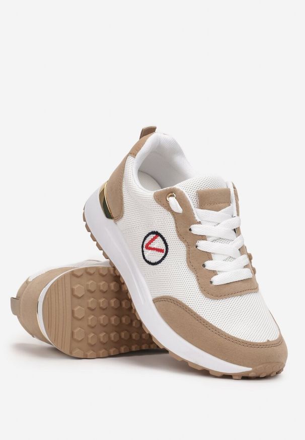 Renee - Beżowe Sneakersy z Haftowaną Naszywką i Metaliczną Wstawką Elnara. Okazja: na co dzień. Kolor: beżowy. Materiał: jeans. Wzór: haft, aplikacja