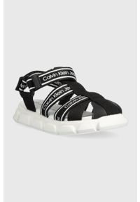 Calvin Klein Jeans sandały dziecięce kolor czarny. Nosek buta: okrągły. Zapięcie: rzepy. Kolor: czarny. Materiał: poliester, materiał, guma #2