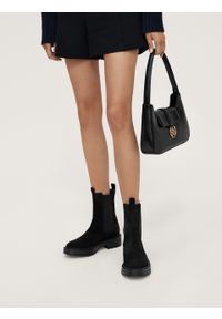 Kazar - Czarne proste botki damskie typu chelsea z wsuwaną cholewką. Kolor: czarny. Materiał: zamsz. Szerokość cholewki: normalna. Sezon: jesień, zima #3