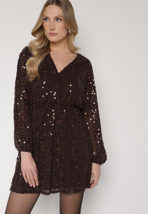Born2be - Brązowa Cekinowa Sukienka o Rozkloszowanym Kroju z Długimi Rękawami Reira. Okazja: na imprezę. Kolor: brązowy. Materiał: poliester. Długość rękawa: długi rękaw. Styl: elegancki