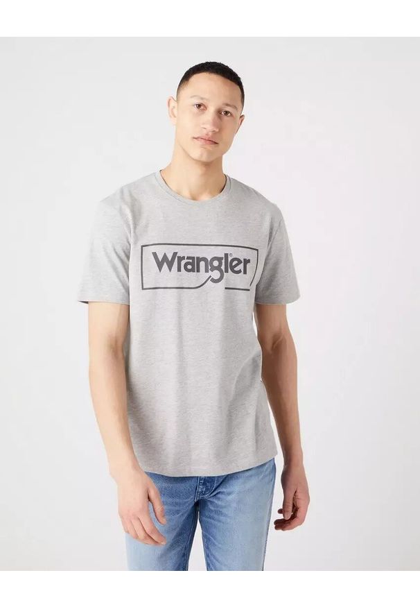 Wrangler - WRANGLER FRAME LOGO TEE MĘSKI T-SHIRT KOSZULKA NADRUK MID GREY W70JD3X37 112320767. Okazja: na co dzień. Materiał: jeans, skóra, materiał, bawełna, wiskoza, tkanina. Wzór: nadruk. Sezon: lato. Styl: sportowy, casual, elegancki, klasyczny