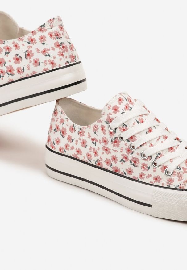 Born2be - Różowe Trampki z Cholewką Zdobioną Kwiatowym Wzorem Folaianna. Okazja: na co dzień, na spacer. Kolor: różowy. Materiał: jeans. Szerokość cholewki: normalna. Wzór: aplikacja, kwiaty. Styl: klasyczny, casual, elegancki