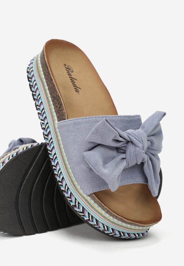 Born2be - Niebieskie Klapki Hyrmamene. Kolor: niebieski. Materiał: jeans. Wzór: aplikacja, ze splotem. Styl: klasyczny