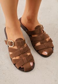 Born2be - Brązowe Klapki z Paskami w Stylu Gladiatorek z Klamerką Lorianatea. Okazja: na co dzień. Kolor: brązowy. Materiał: jeans. Sezon: lato. Styl: casual #1