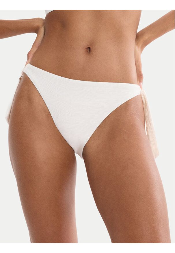 Triumph Dół od bikini Summer Dune Tai 10226481 Kremowy. Kolor: kremowy. Materiał: syntetyk