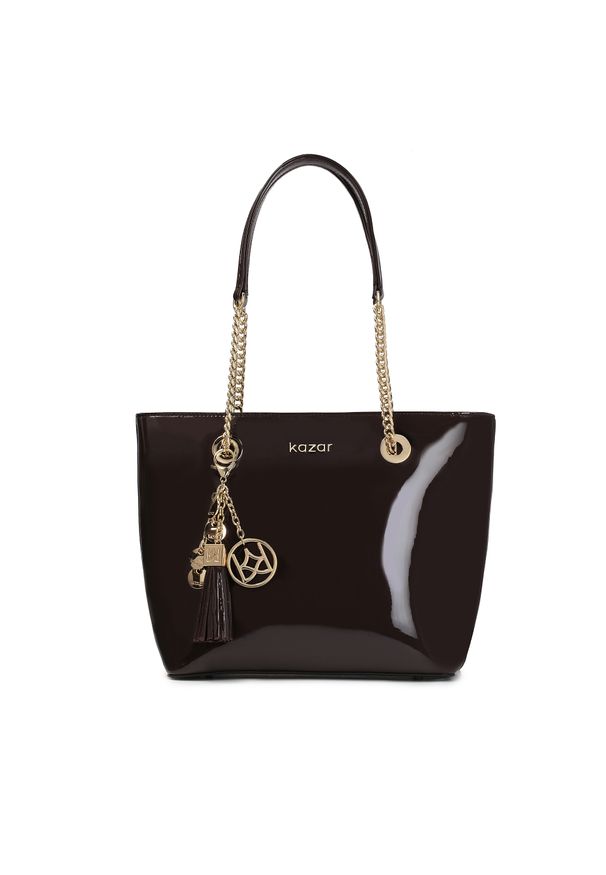 Kazar - Elegancka ciemnobrązowa lakierowana torebka z brelokiem. Kolor: brązowy. Dodatki: z breloczkiem. Materiał: lakierowane, skórzane. Styl: elegancki