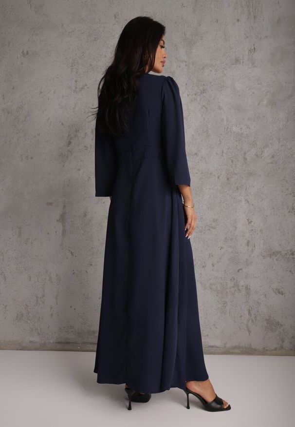 Renee - Granatowa Elegancka Sukienka o Kopertowym Kroju Zdobiona Aplikacją w Talii Zilendra. Kolor: niebieski. Wzór: aplikacja. Typ sukienki: kopertowe. Styl: elegancki