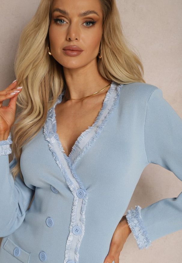 Renee - Niebieska Sweterkowa Sukienka z Ozdobnymi Frędzelkami i Guzikami Opleria. Kolor: niebieski. Styl: klasyczny, elegancki