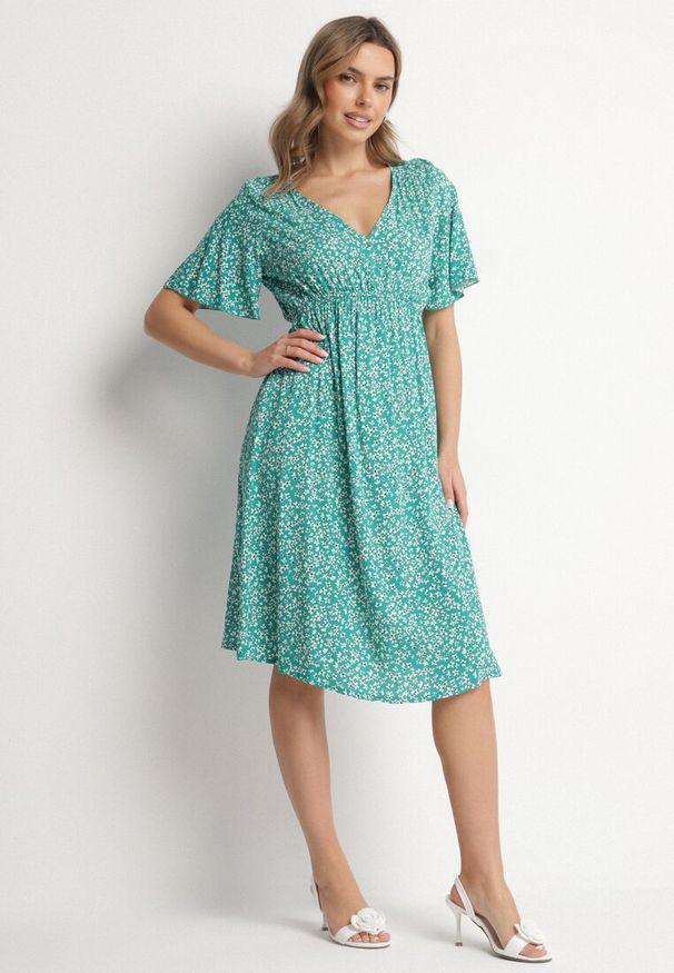 Born2be - Zielona Sukienka z Bawełny Rozkloszowana w Kwiaty Esirive. Typ kołnierza: dekolt w kształcie V. Kolor: zielony. Materiał: bawełna. Długość rękawa: krótki rękaw. Wzór: kwiaty