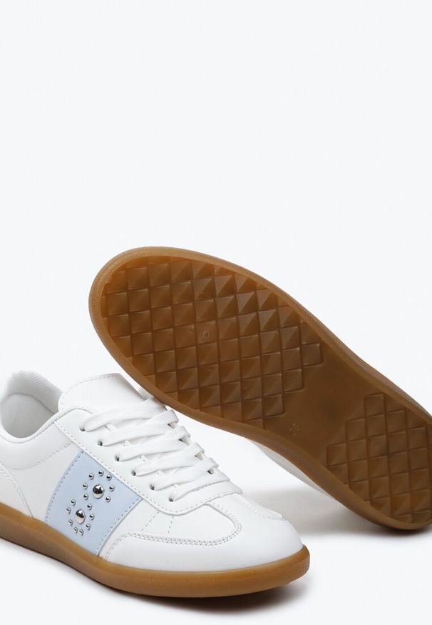 Born2be - Biało-Niebieskie Płaskie Sneakersy Sznurowane z Ozdobnymi Nitmi Blosenti. Nosek buta: okrągły. Zapięcie: sznurówki. Kolor: biały. Materiał: materiał. Obcas: na obcasie. Wysokość obcasa: niski