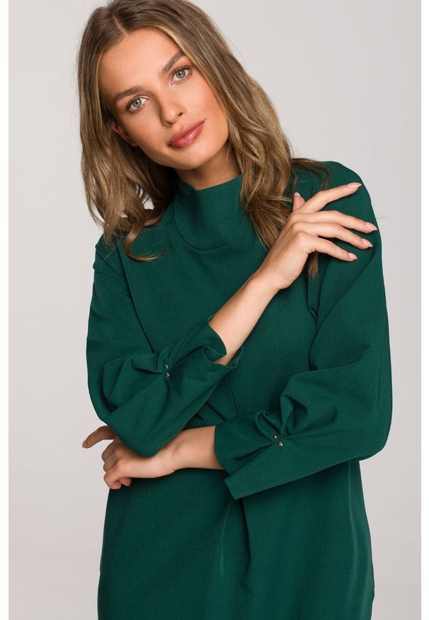 Stylove - Sukienka elegancka pudełkowa z dekoracyjnymi zaszewkami zielona. Okazja: do pracy, na spotkanie biznesowe. Kolor: zielony. Styl: elegancki