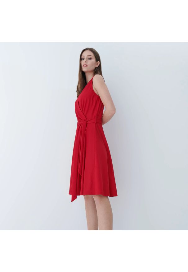 Mohito - Kopertowa sukienka Eco Aware - Czerwony. Kolor: czerwony. Typ sukienki: kopertowe