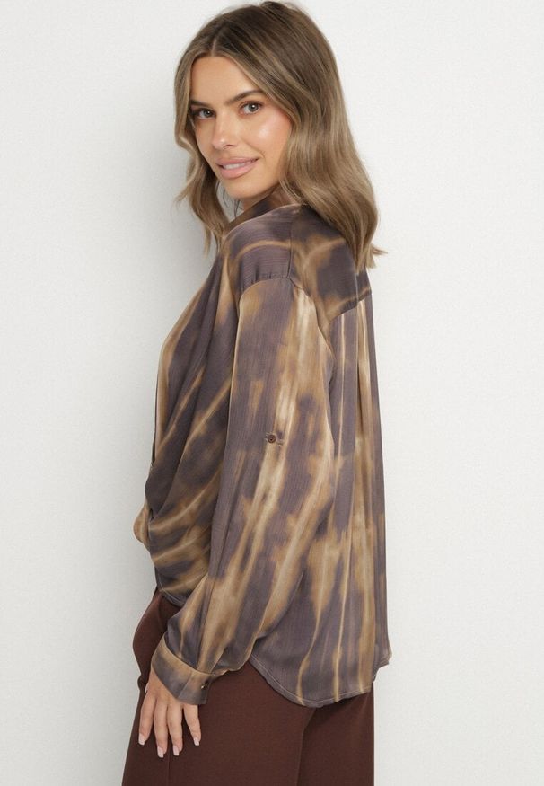 Born2be - Brązowa Koszula z Drapowaniem u Dołu i Podpinanymi Rękawami Estiria. Okazja: na co dzień, na spotkanie biznesowe. Typ kołnierza: kołnierzyk klasyczny. Kolor: brązowy. Materiał: jeans. Długość rękawa: długi rękaw. Długość: długie. Styl: casual, biznesowy, elegancki, klasyczny