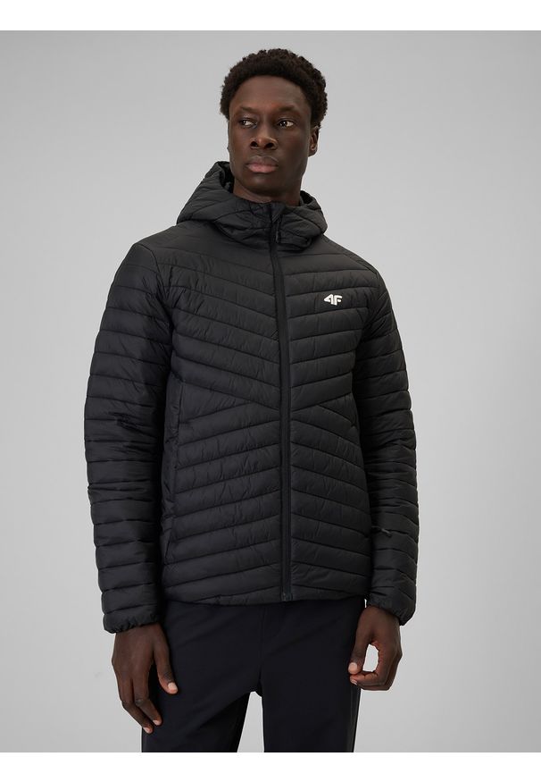4f - 4F Kurtka z wypełnieniem syntetycznym męska - czarna S. Okazja: na co dzień. Typ kołnierza: kaptur. Kolor: czarny. Materiał: syntetyk. Wzór: jodełka. Styl: casual